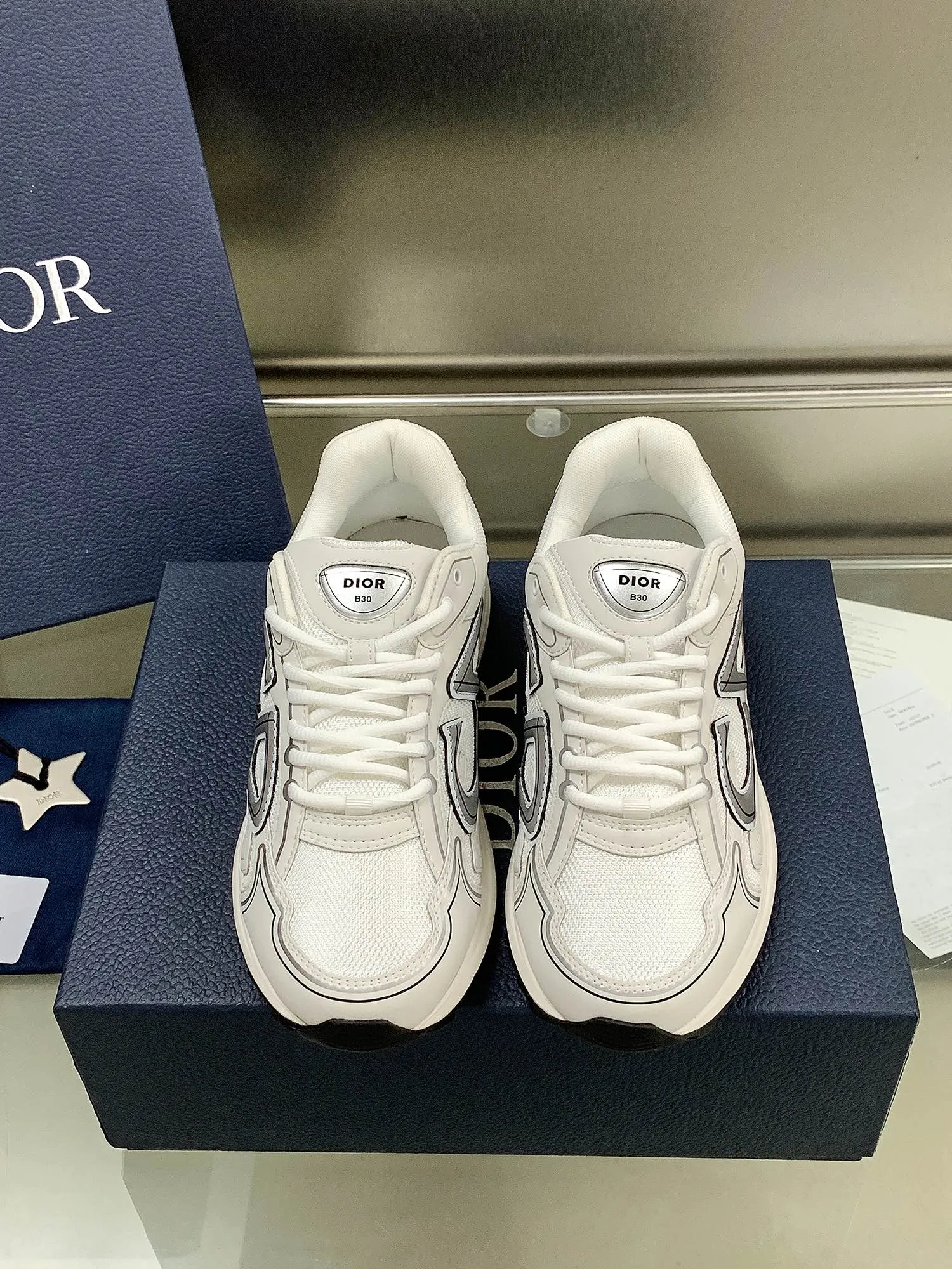👟👟Ex-factory price 660👟👟 Newly upgraded Dior B30 series dad sneakers. New B30 sneakers. Dad Shoes style shoes that follow the trend of the retro market. The Dior logo on the tongue also indicates that this pair of shoes is the B30 model! B30 uses fine-textured leather and mesh cloth materials to form a shoe body. There are conspicuous letters CD on both sides of the shoe body to indicate identity. Many lines on the shoe body outline details to make the shoes look less monotonous and full of retro flavor. The delivery counter is exquisitely packaged🛍📦 ▪️Fabric: Original customized technical fabric + mesh ▪️Inner lining: Customized breathable lining ▪️Outsole: IP+TPU outsole ▪️Sole thickness: 3.5CM ▪️Size: Women’s size 35-40 / Men’s size 39-45